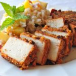 Tofu croccante marinato con riso alle pesche