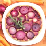 Tarte tatin vegan alle cipolle rosse caramellate con uovo di lino