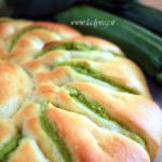 Fiore di pan brioche vegano salato ripieno di pesto verde