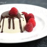 Panna cotta vegana al cocco: ricetta per il dessert con cioccolato fuso