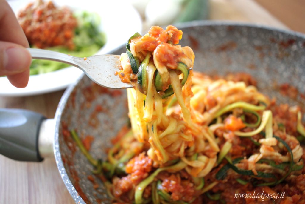 Spaghetti di zucchine cotti al ragù: ricetta vegana per un primo