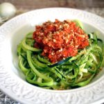 Spaghetti di zucchine cotti al ragù: ricetta vegana per un primo piatto estivo.