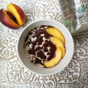 Crema al cacao vegan a base di cacao e olio di cocco su porridge alle pesche